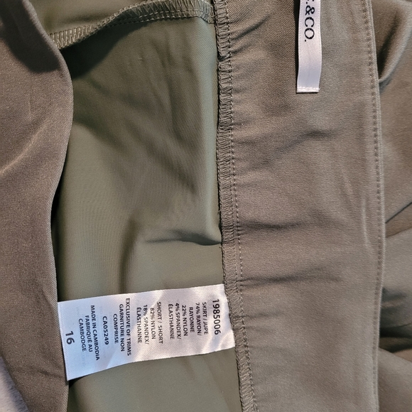 S.C. & CO. Skort khaki stretch size 16. 19" lgth 2 side pockets w/ tummy control - Picture 1 of 6